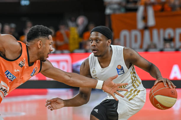 上演水上芭 上演水上芭